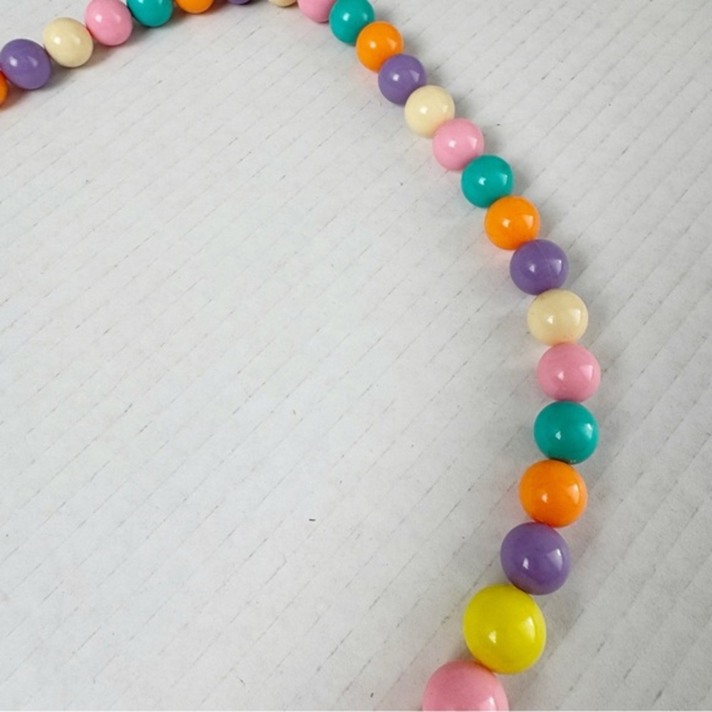 Vintage pastel plastic multicolored bead necklace - Picture 3 of 5